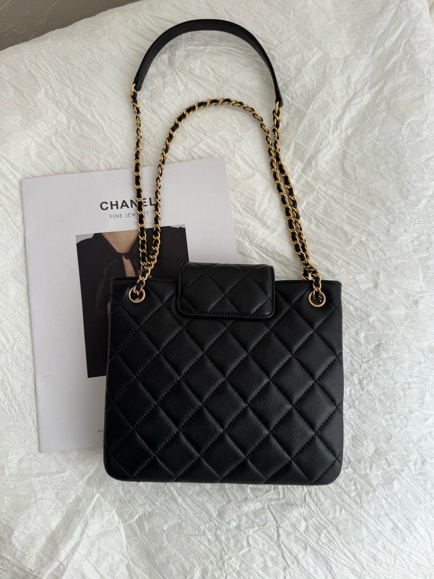 Petit sac shopping 24C CC 21 cm en cuir d'agneau noir et matériel doré