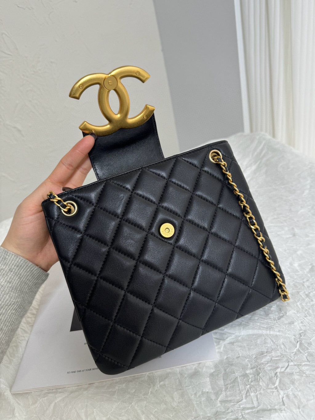 Petit sac shopping 24C CC 21 cm en cuir d'agneau noir et matériel doré