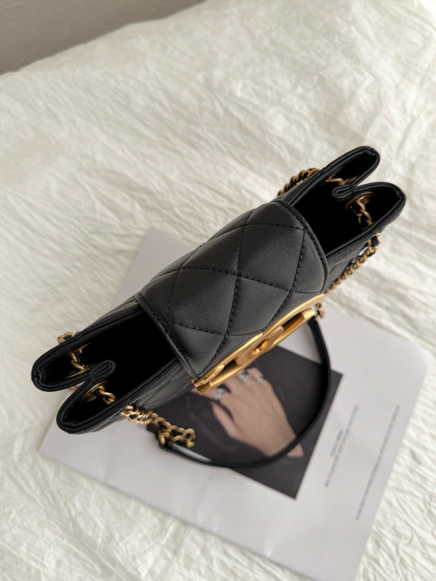 Petit sac shopping 24C CC 21 cm en cuir d'agneau noir et matériel doré
