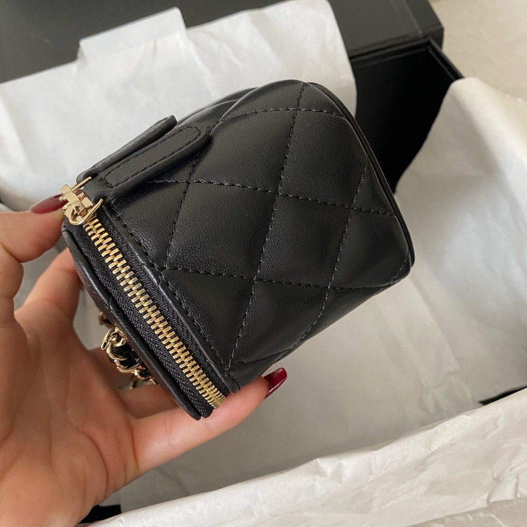 SAC VANITY CC CLASSIQUE 10 CM EN CUIR D'AGNEAU NOIR QUINCAILLERIE DORÉ