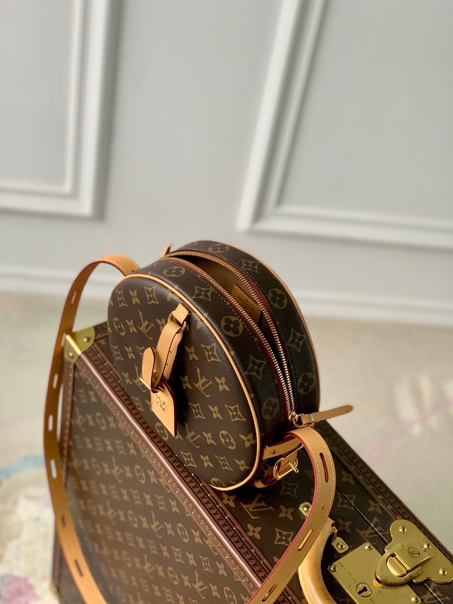 LOUIS BOITE CHAPEAU SOUPLE MM MARRON MONOGRAMME