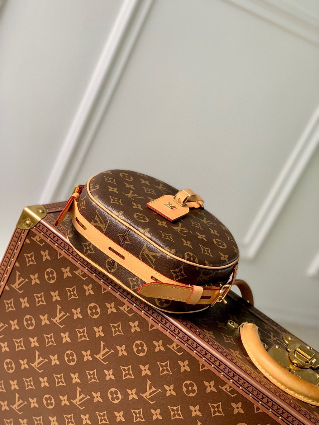 LOUIS BOITE CHAPEAU SOUPLE MM MARRON MONOGRAMME