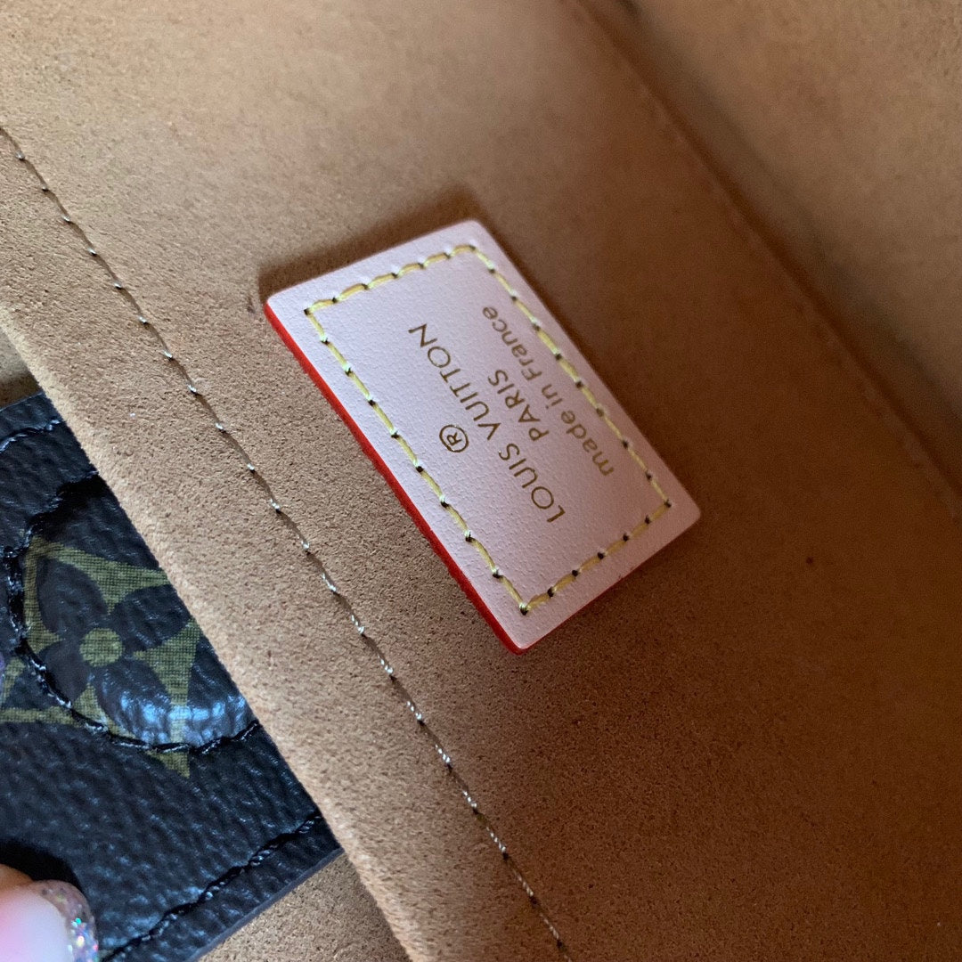 AROUND ME PM 22 EN TOILE MONOGRAMME MARRON
