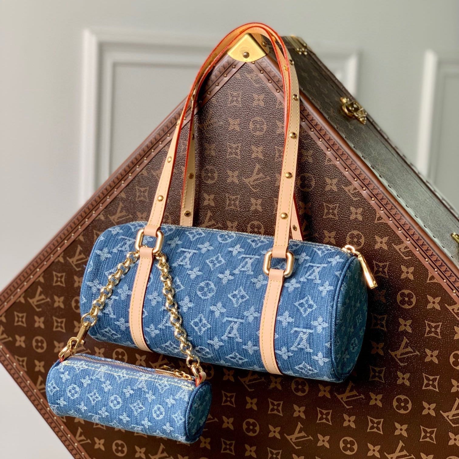 PAPILLON 27 EN DENIM BLEU MONOGRAMME QUINCAILLERIE DORÉ