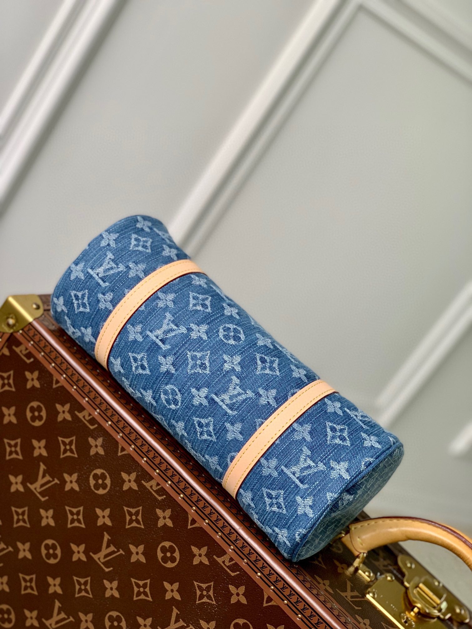 PAPILLON 27 EN DENIM BLEU MONOGRAMME QUINCAILLERIE DORÉ