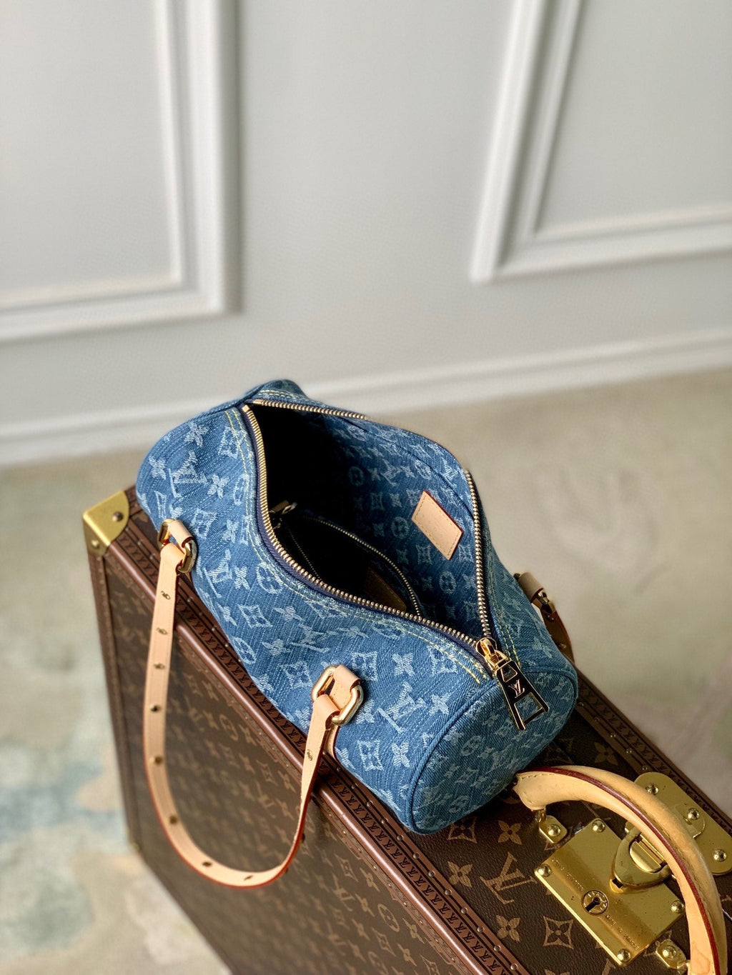 PAPILLON 27 EN DENIM BLEU MONOGRAMME QUINCAILLERIE DORÉ