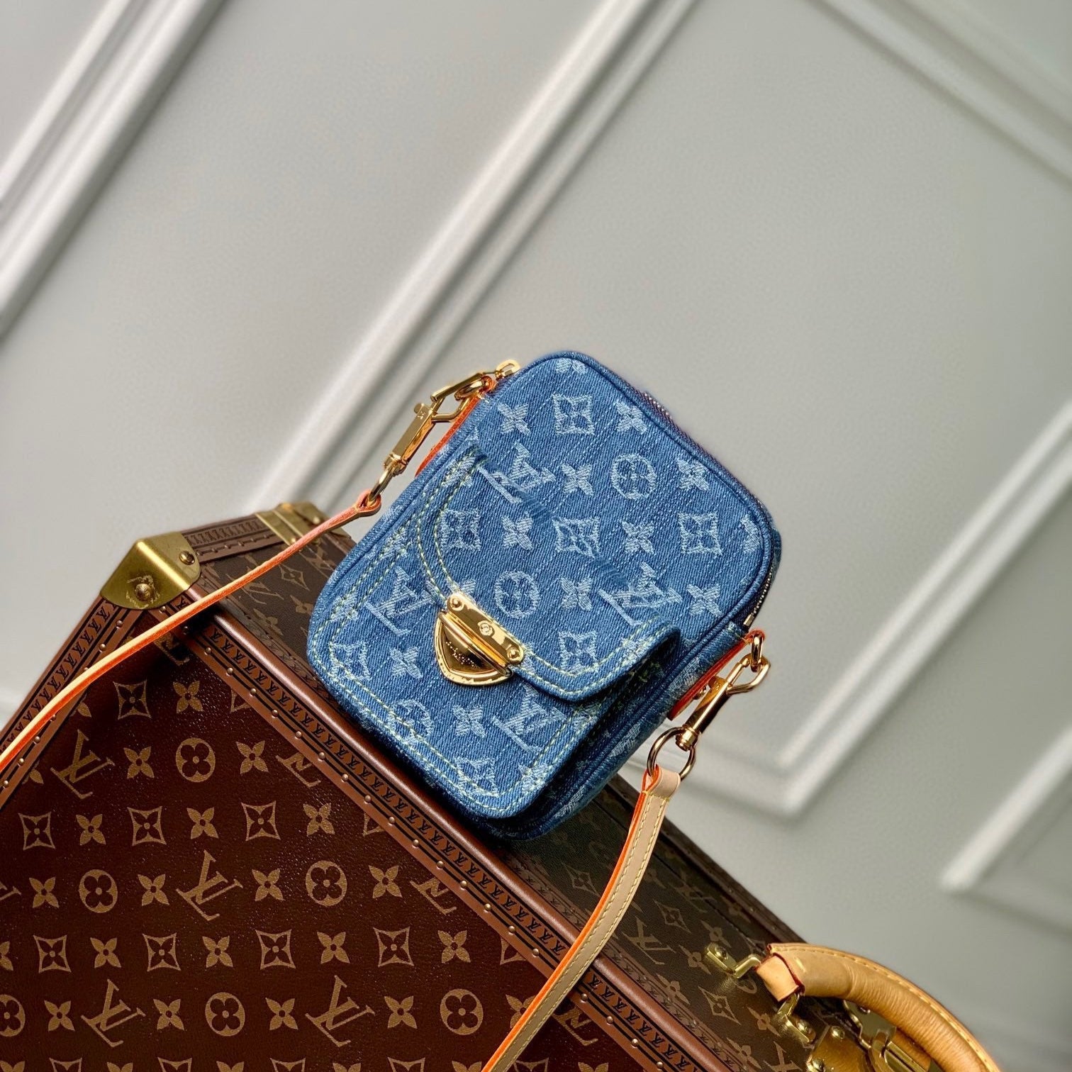 POCHETTE FAIRFAX 18 EN DENIM BLEU MONOGRAMME QUINCAILLERIE DORÉ
