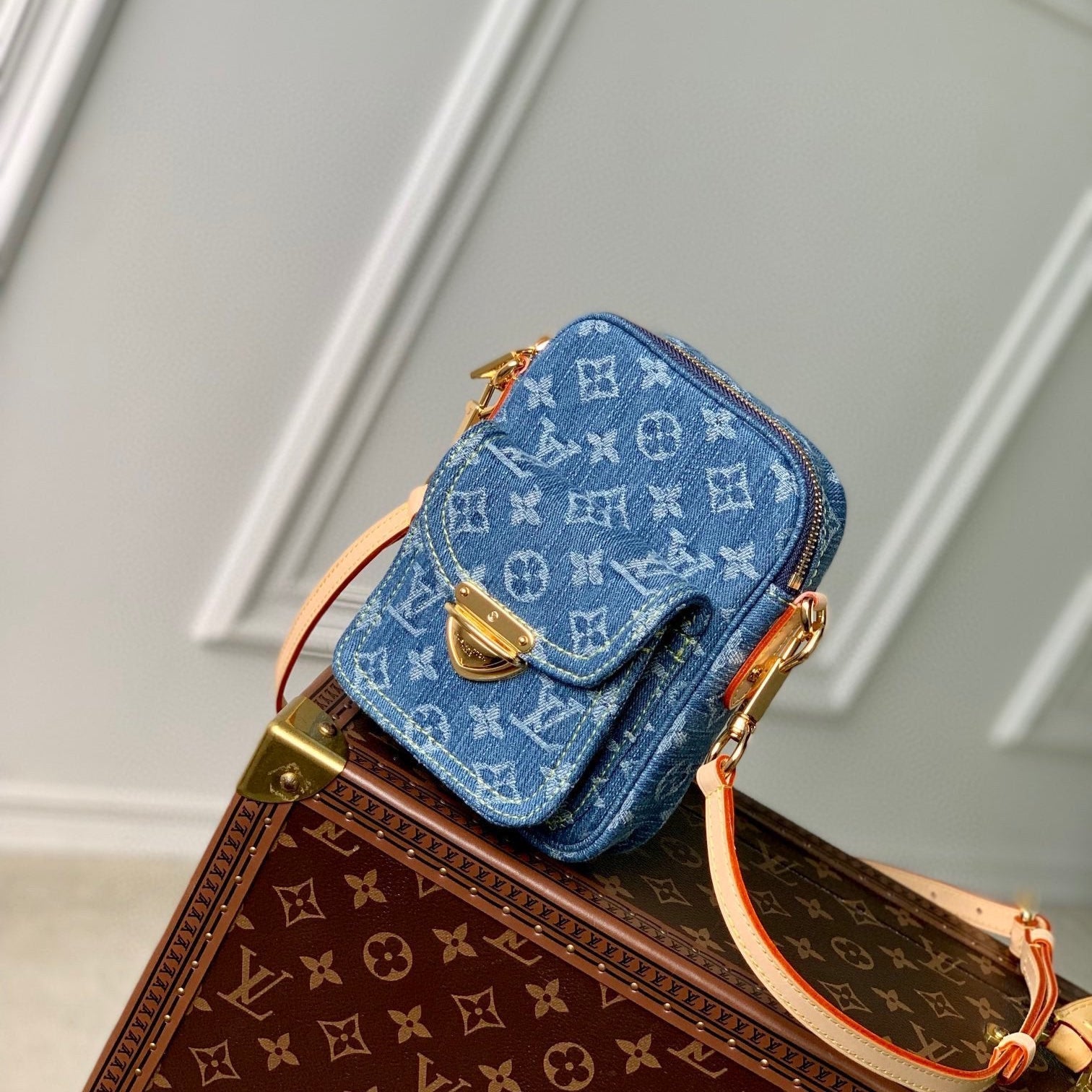 POCHETTE FAIRFAX 18 EN DENIM BLEU MONOGRAMME QUINCAILLERIE DORÉ
