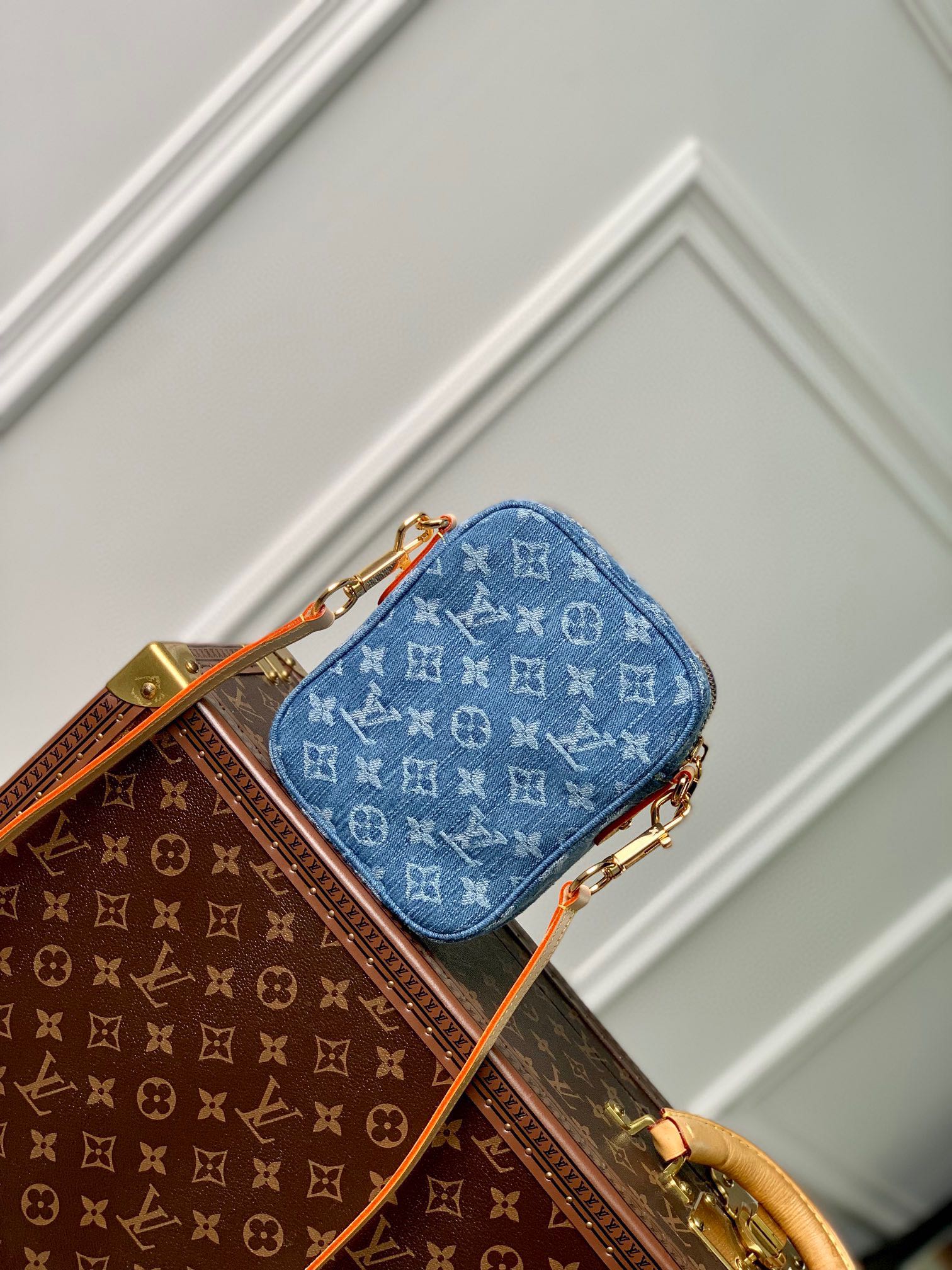 POCHETTE FAIRFAX 18 EN DENIM BLEU MONOGRAMME QUINCAILLERIE DORÉ