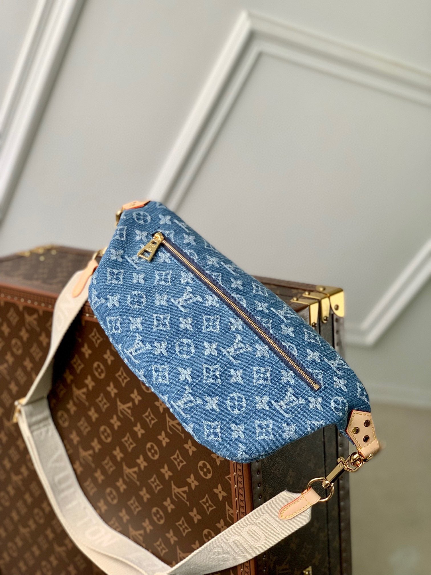 TAILLE HAUTE 38 EN DENIM BLEU MONOGRAMME QUINCAILLERIE DORÉ