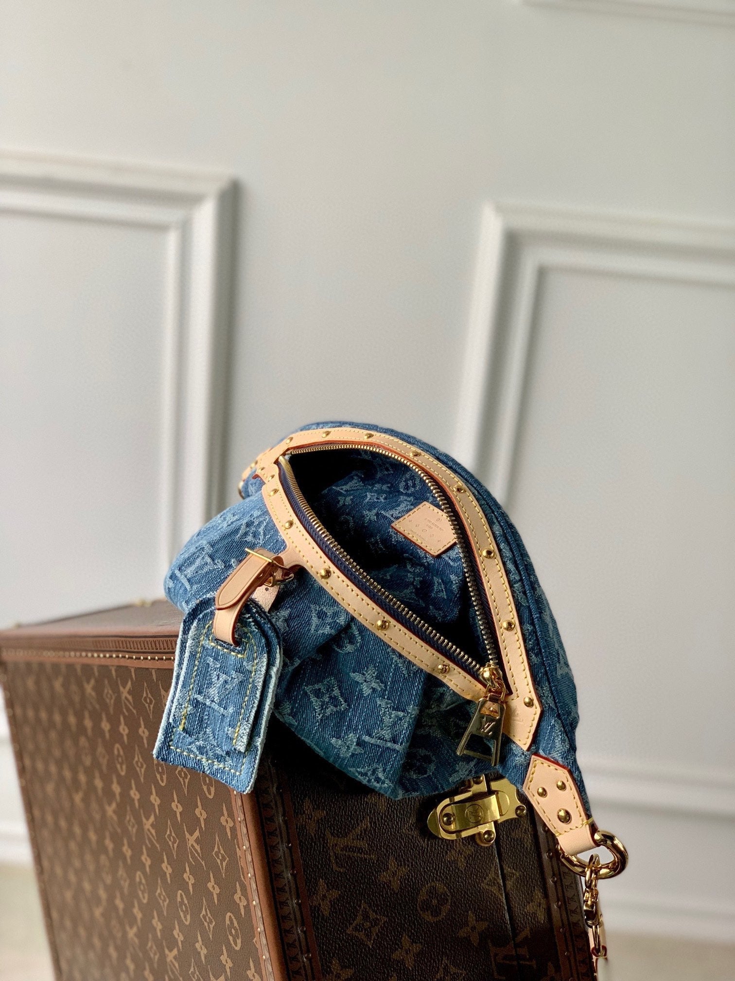 TAILLE HAUTE 38 EN DENIM BLEU MONOGRAMME QUINCAILLERIE DORÉ