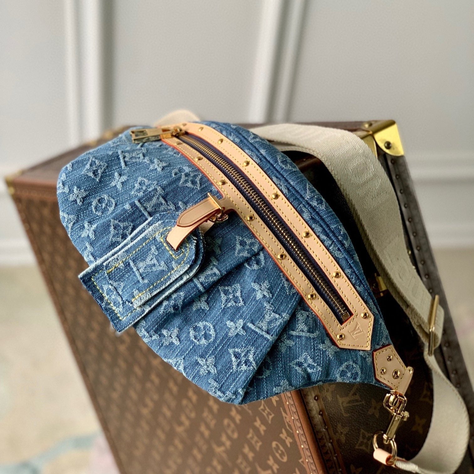 TAILLE HAUTE 38 EN DENIM BLEU MONOGRAMME QUINCAILLERIE DORÉ