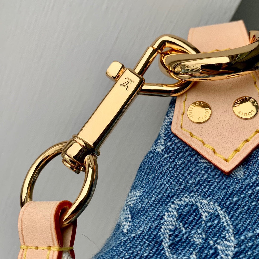 TAILLE HAUTE 38 EN DENIM BLEU MONOGRAMME QUINCAILLERIE DORÉ