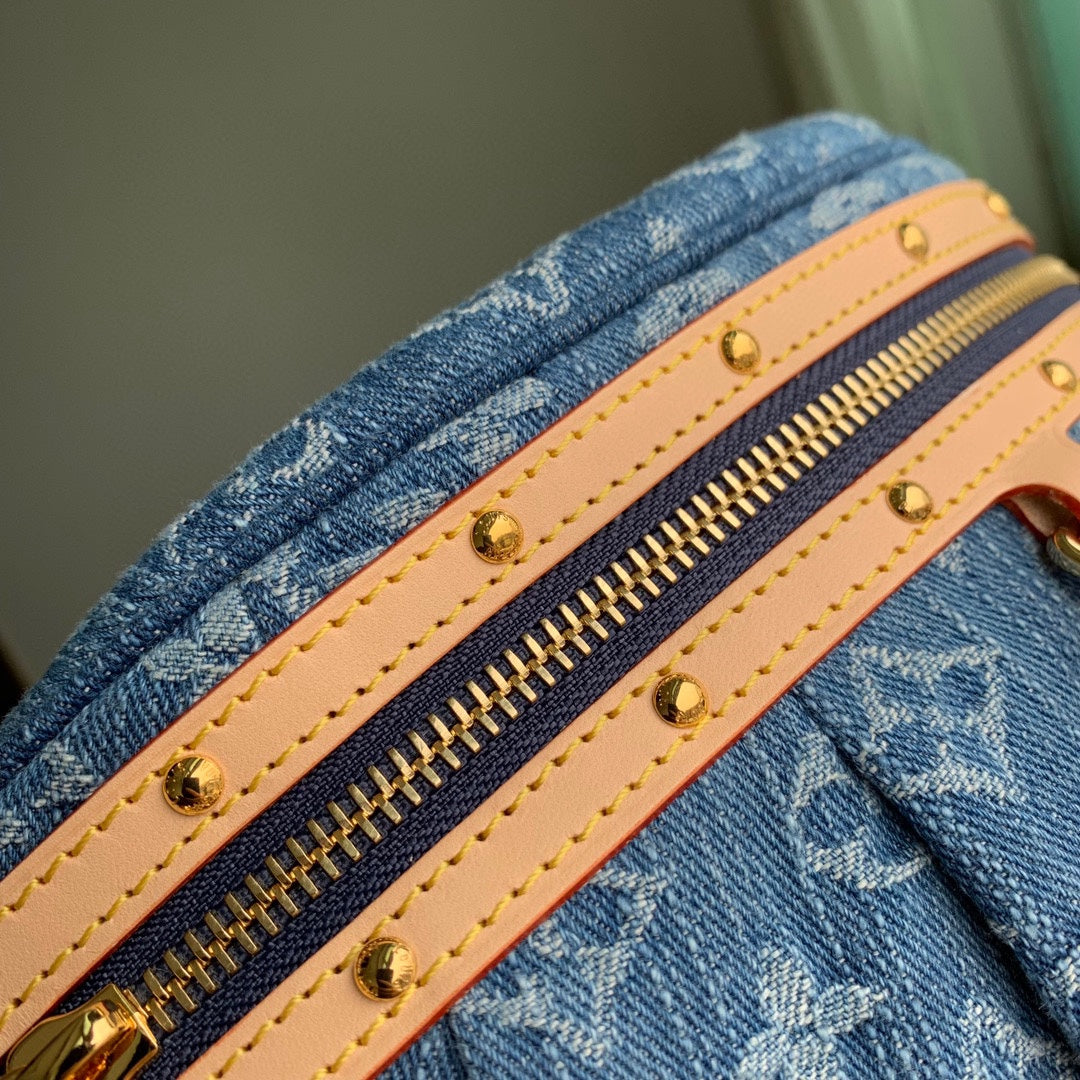 TAILLE HAUTE 38 EN DENIM BLEU MONOGRAMME QUINCAILLERIE DORÉ