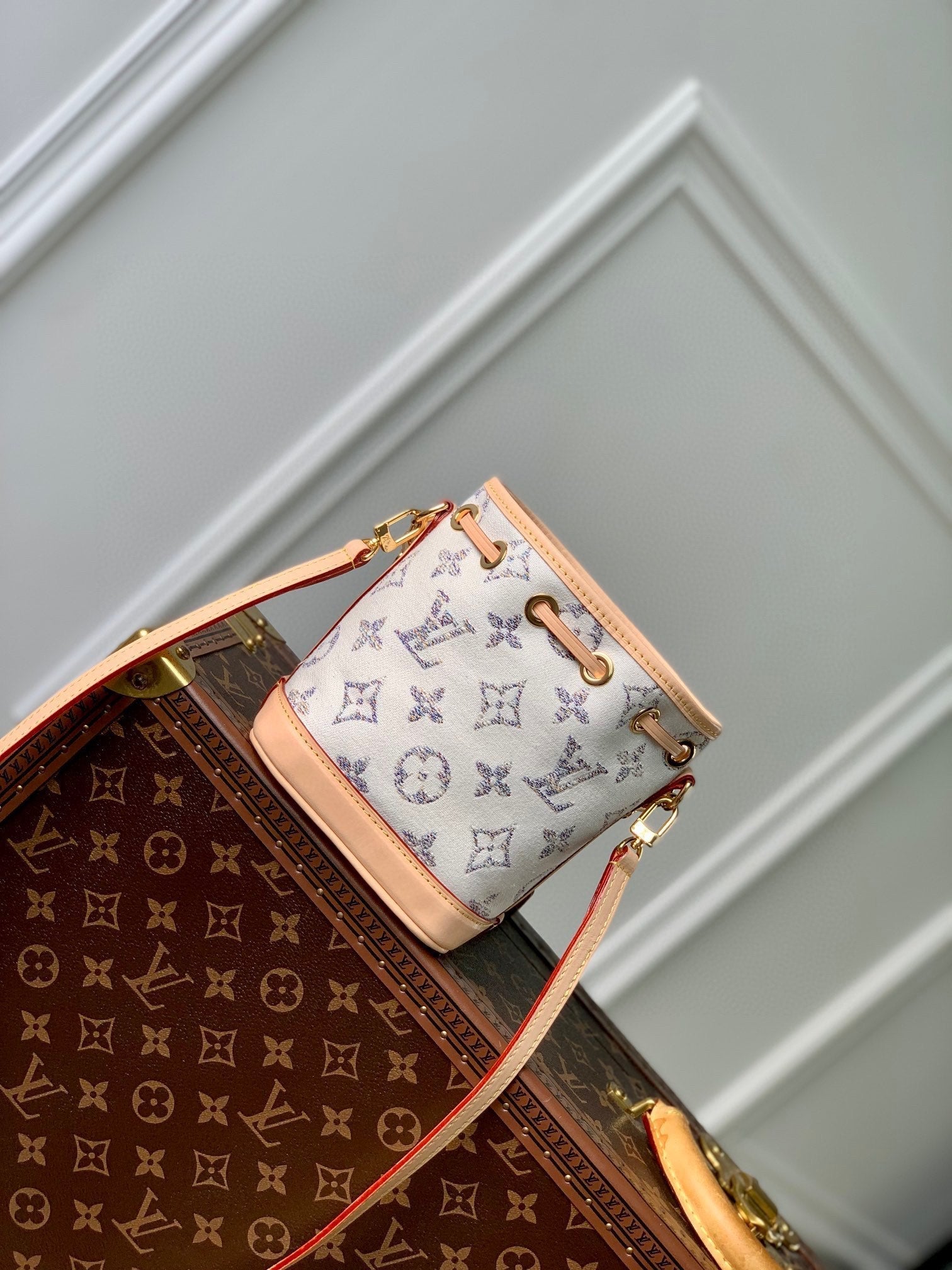 NANO NOE 13X16X10 CUIR BEIGE TISSU JACQUARD MONOGRAMME BLANC