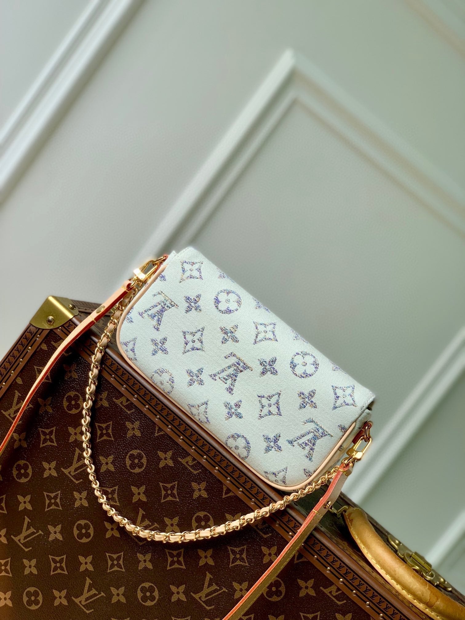 Portefeuille Louis Vuitton sur chaîne IVY 23,5 en tissu jacquard monogrammé blanc