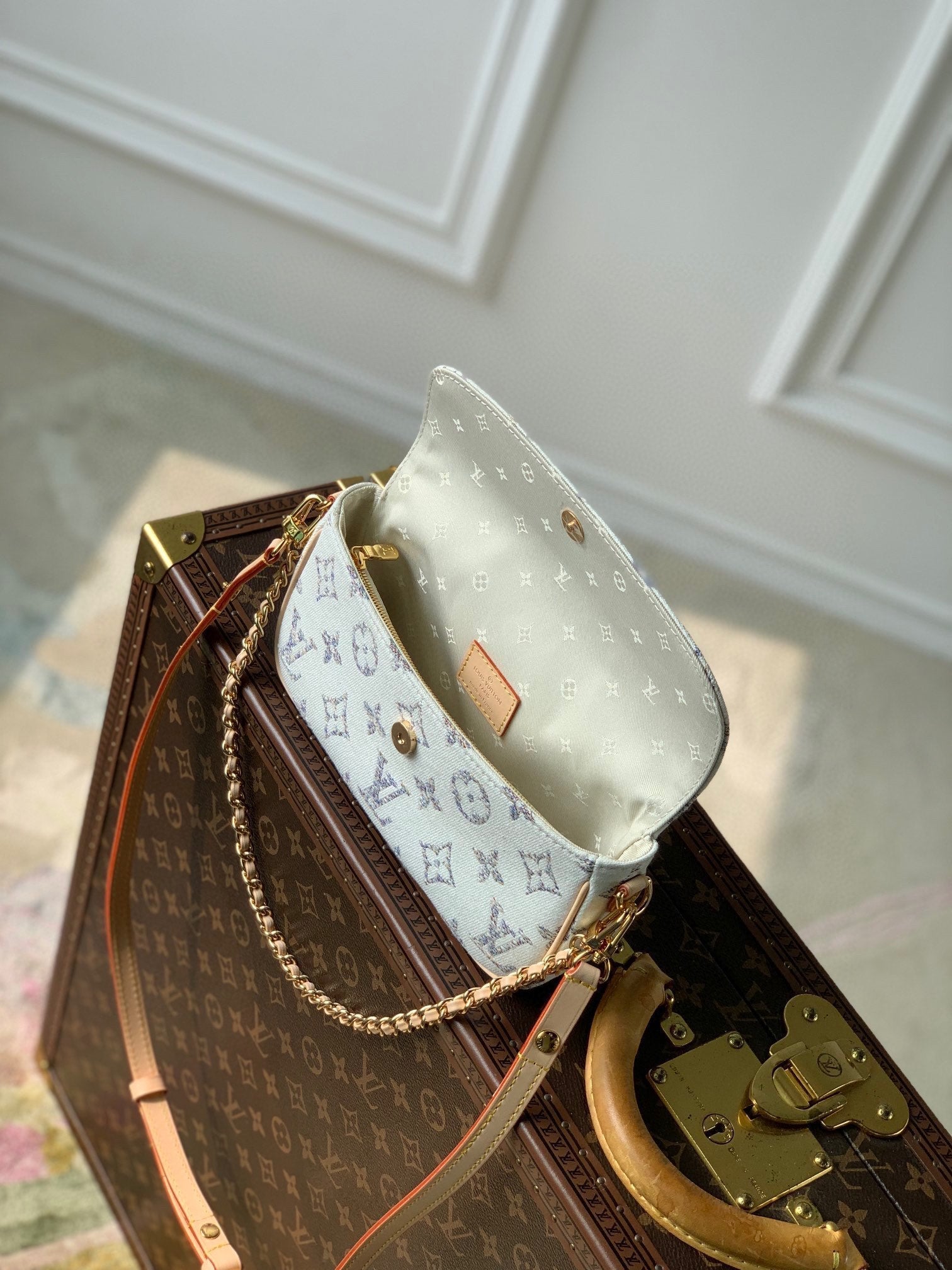 Portefeuille Louis Vuitton sur chaîne IVY 23,5 en tissu jacquard monogrammé blanc