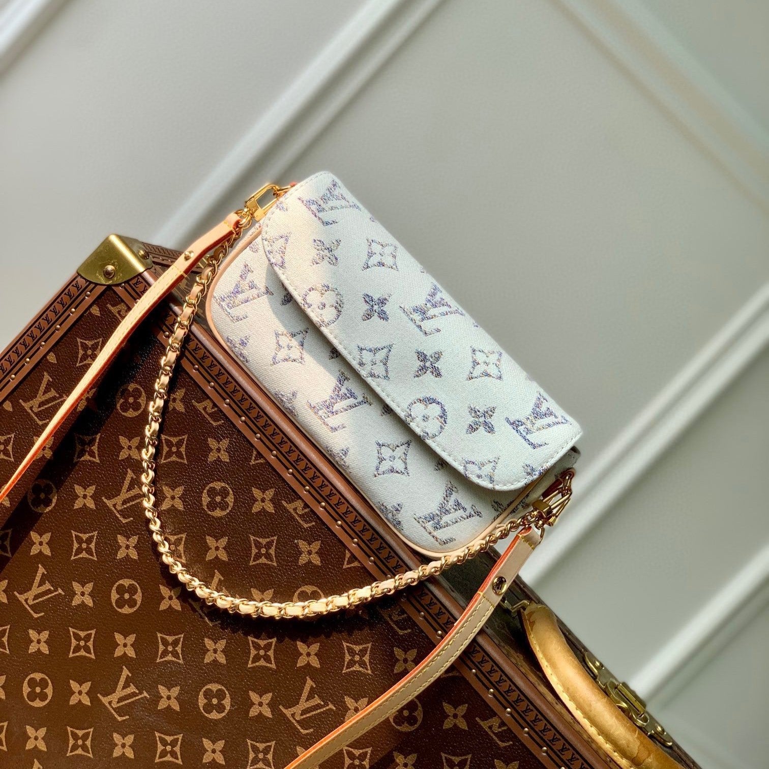 Portefeuille Louis Vuitton sur chaîne IVY 23,5 en tissu jacquard monogrammé blanc