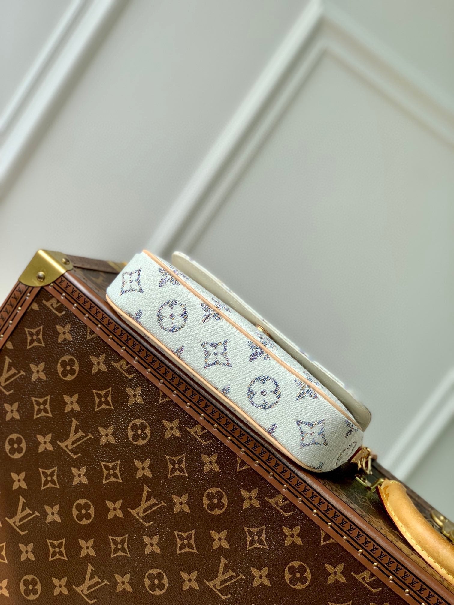 Portefeuille Louis Vuitton sur chaîne IVY 23,5 en tissu jacquard monogrammé blanc