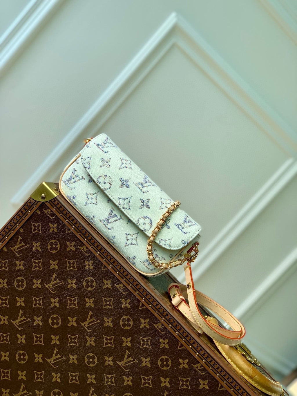 Portefeuille Louis Vuitton sur chaîne IVY 23,5 en tissu jacquard monogrammé blanc