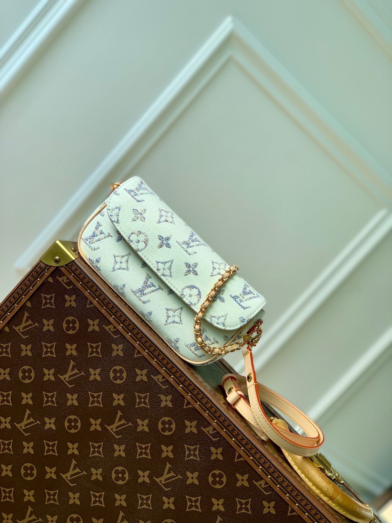 Portefeuille Louis Vuitton sur chaîne IVY 23,5 en tissu jacquard monogrammé blanc