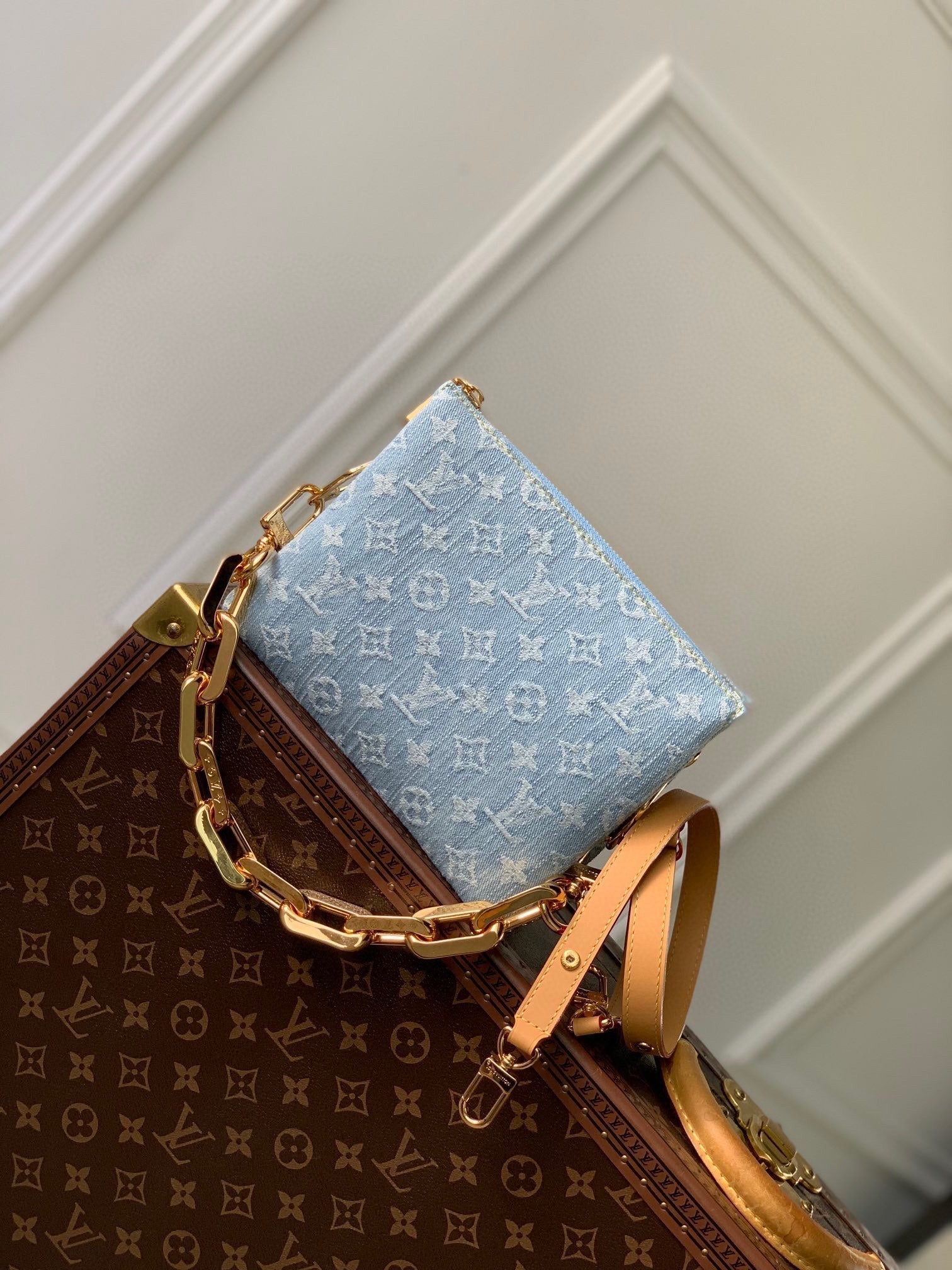 COUSSIN BB 21 EN DENIM MONOGRAMME BLEU CLAIR CHAÎNE EN OR