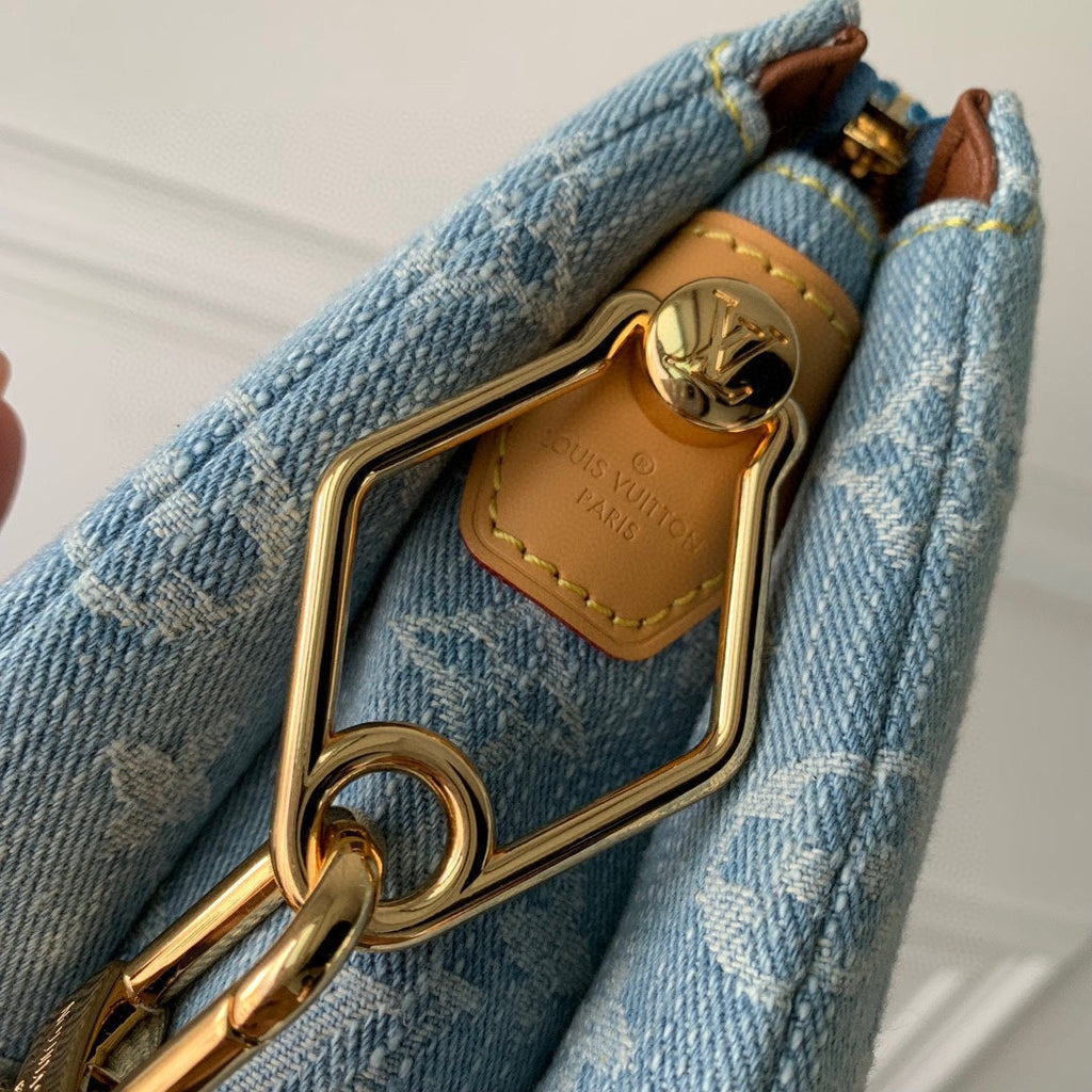 COUSSIN BB 21 EN DENIM MONOGRAMME BLEU CLAIR CHAÎNE EN OR