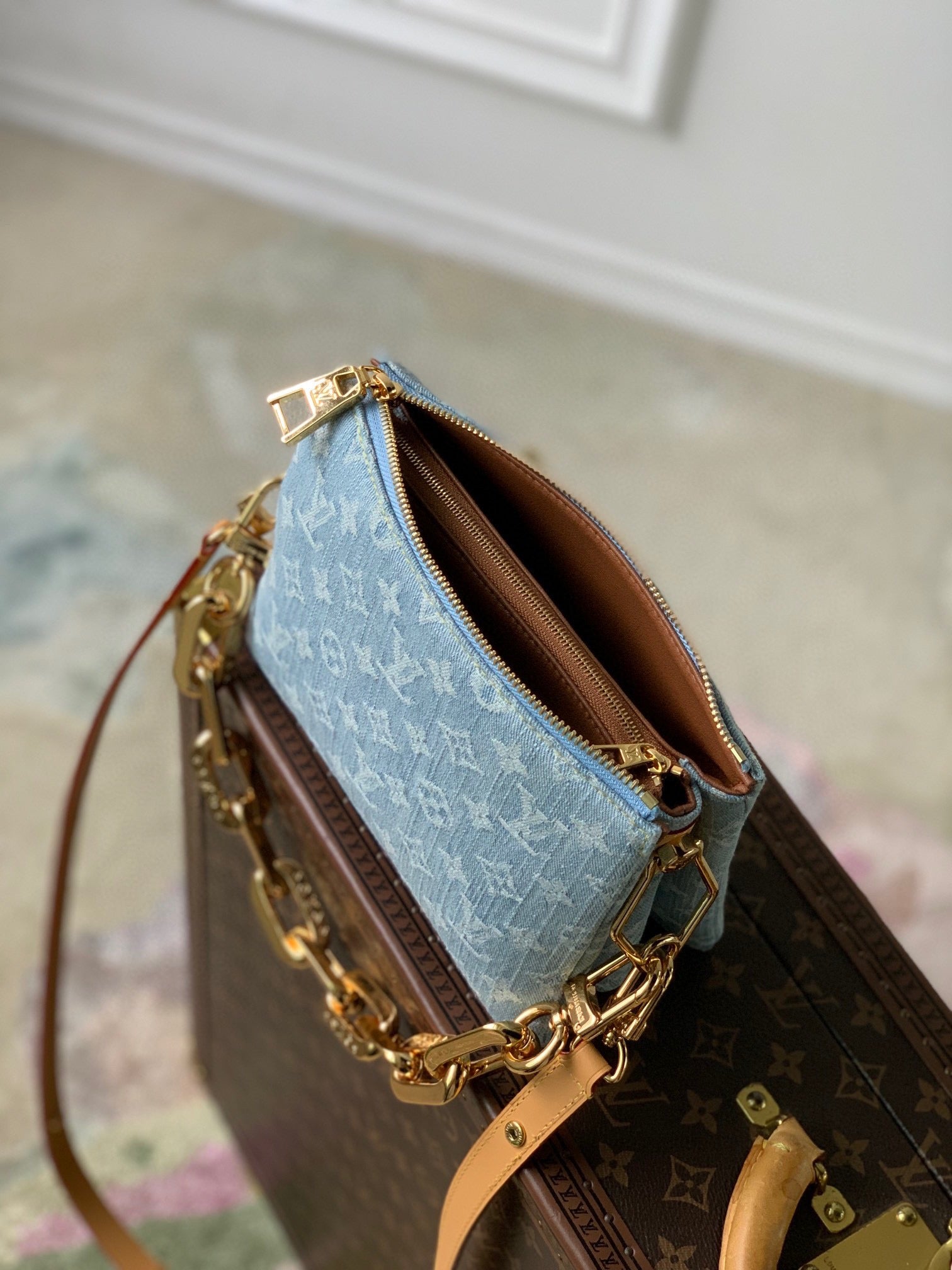 COUSSIN BB 21 EN DENIM MONOGRAMME BLEU CLAIR CHAÎNE EN OR