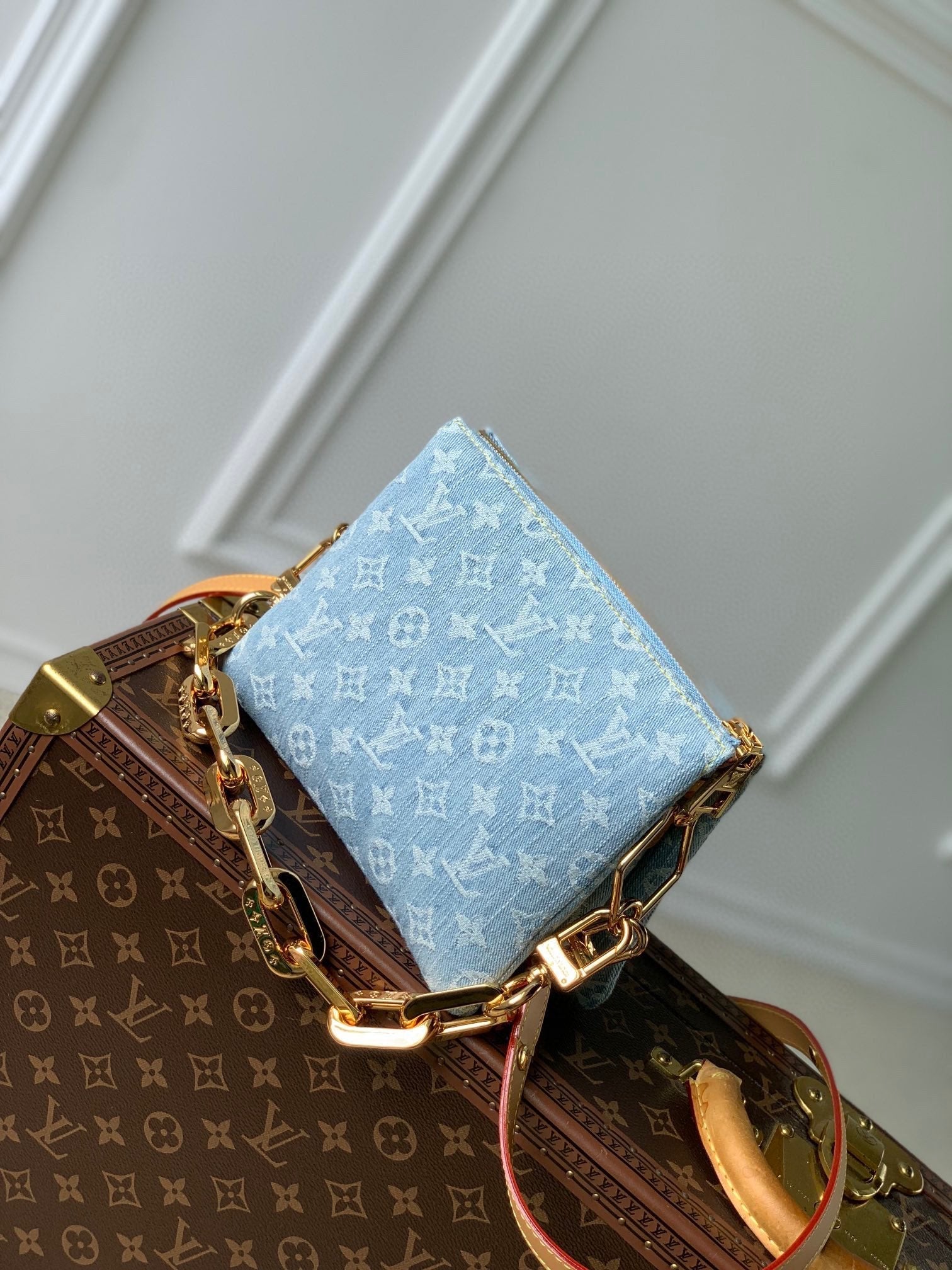 COUSSIN BB 21 EN DENIM MONOGRAMME BLEU CLAIR CHAÎNE EN OR