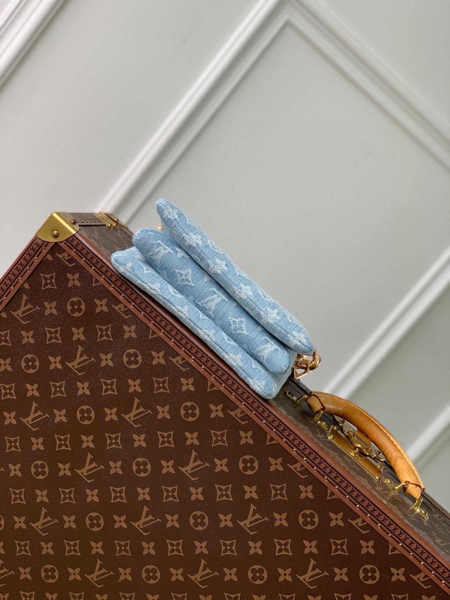 COUSSIN BB 21 EN DENIM MONOGRAMME BLEU CLAIR CHAÎNE EN OR