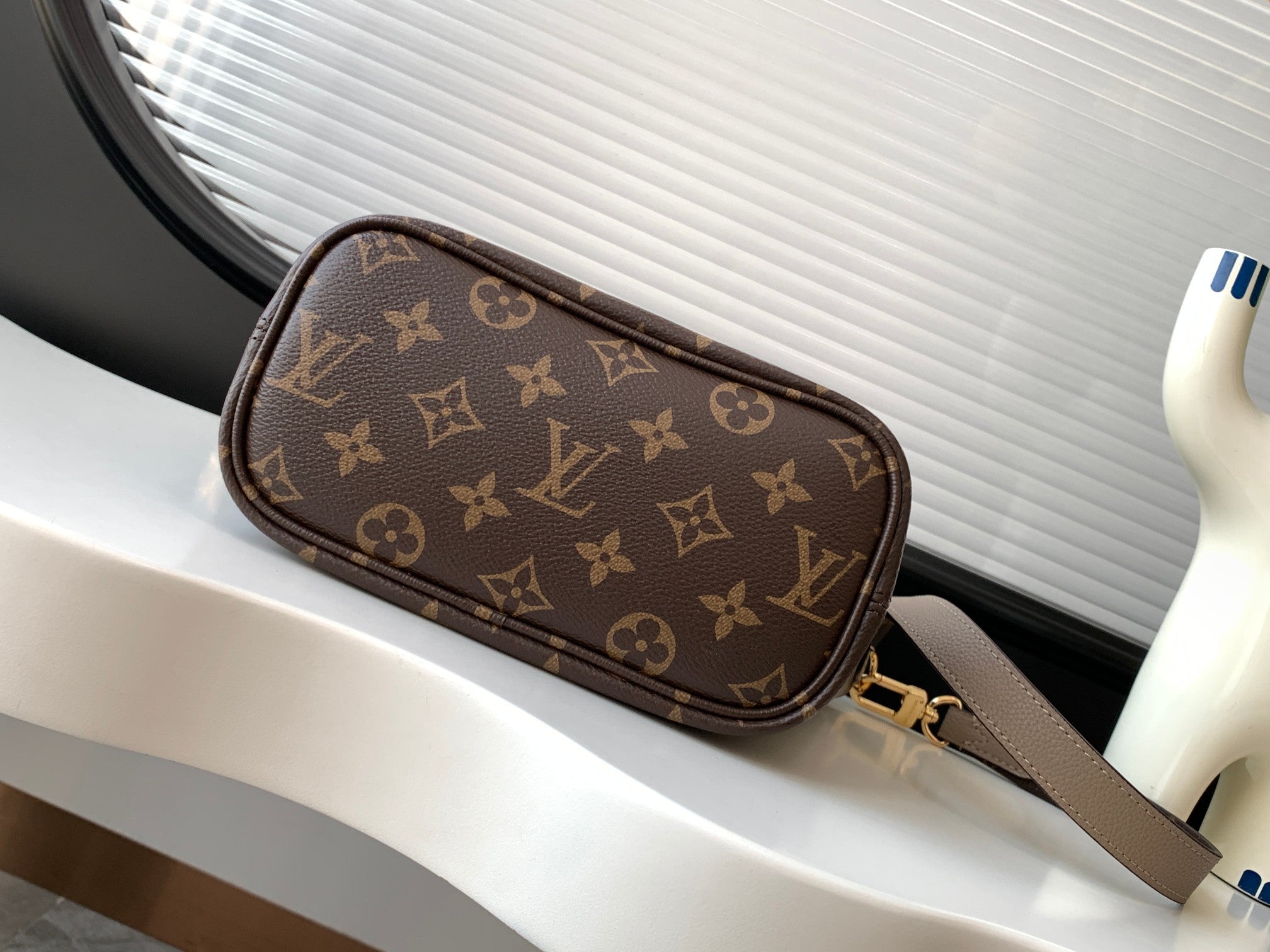 NEVERFULL 24 BANDOULIÈRE INSIDE OUT BB CUIR DE VEAU GRIS 