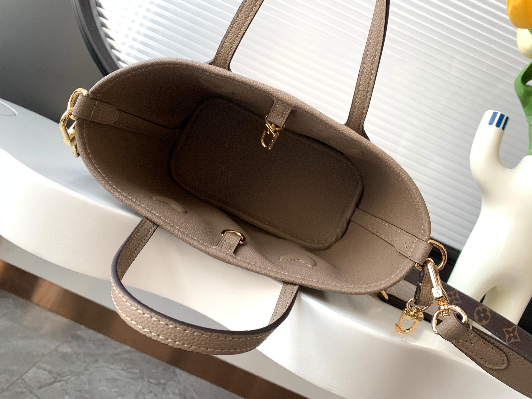 NEVERFULL 24 BANDOULIÈRE INSIDE OUT BB CUIR DE VEAU GRIS 