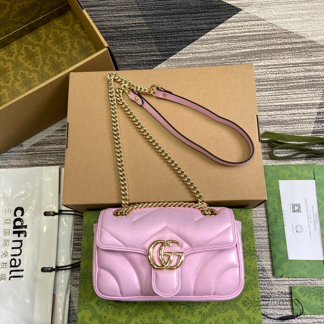 Petit sac bandoulière GG Marmont 23 en cuir de veau rose clair