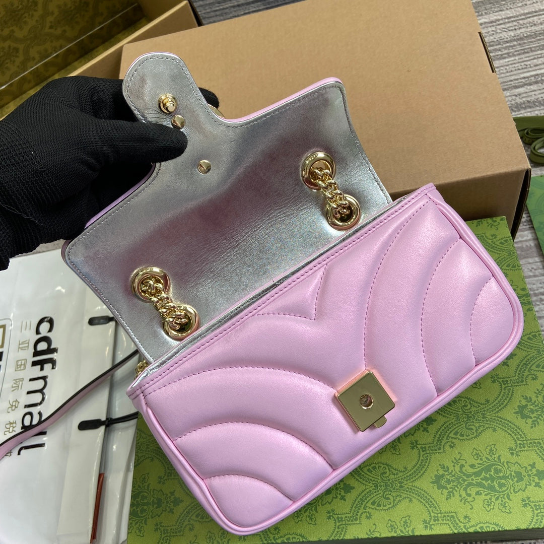 Petit sac bandoulière GG Marmont 23 en cuir de veau rose clair