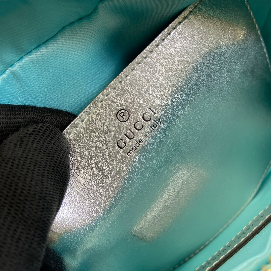 GG MARMONT 24 PETIT SAC À BANDOULIÈRE MATELASSÉ EN CUIR DE VEAU IRISÉ BLEU