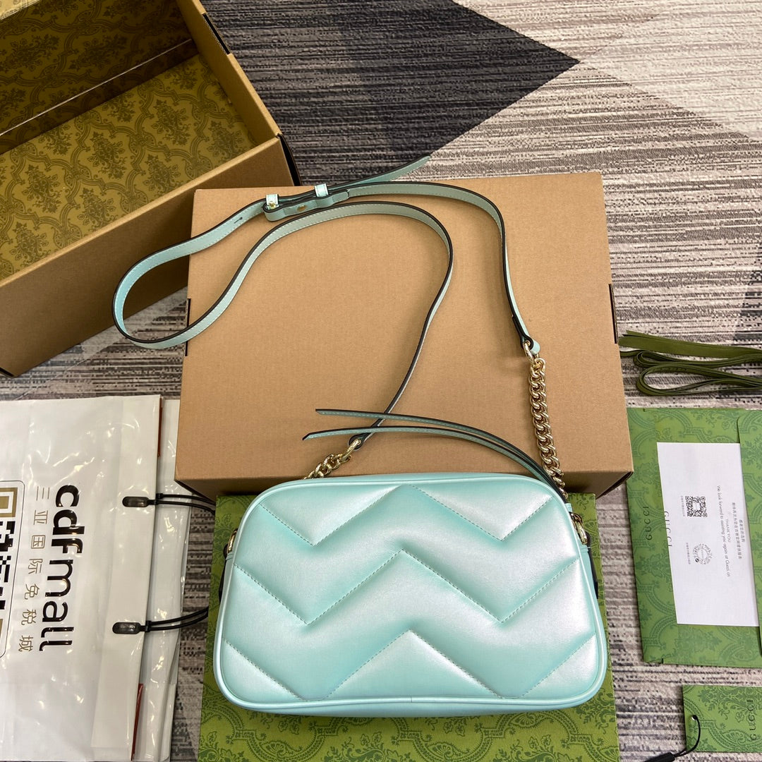 GG MARMONT 24 PETIT SAC À BANDOULIÈRE MATELASSÉ EN CUIR DE VEAU IRISÉ BLEU