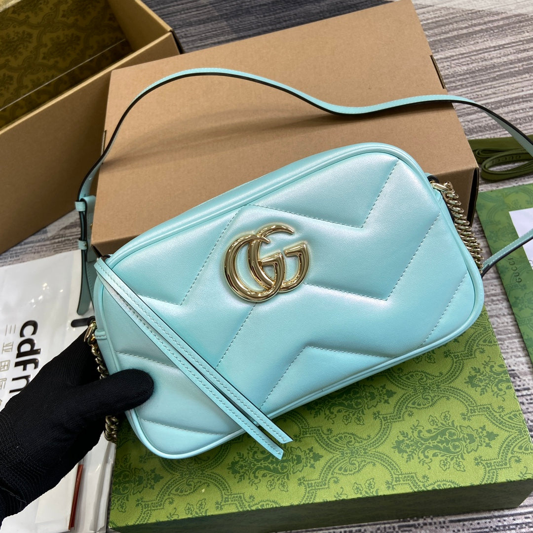 GG MARMONT 24 PETIT SAC À BANDOULIÈRE MATELASSÉ EN CUIR DE VEAU IRISÉ BLEU
