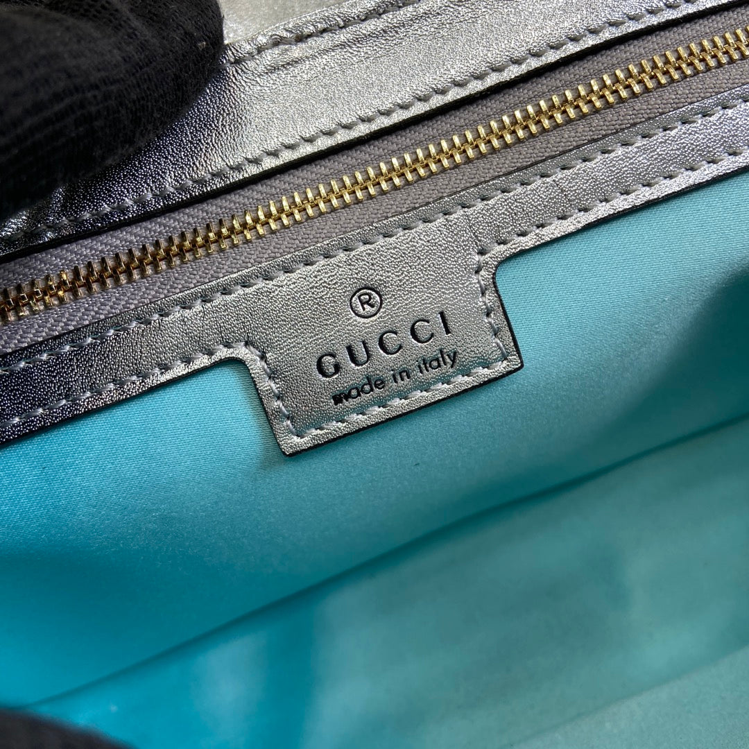 SAC À BANDOULIÈRE MOYEN GG MARMONT 26 EN CUIR DE VEAU IRISÉ BLEU