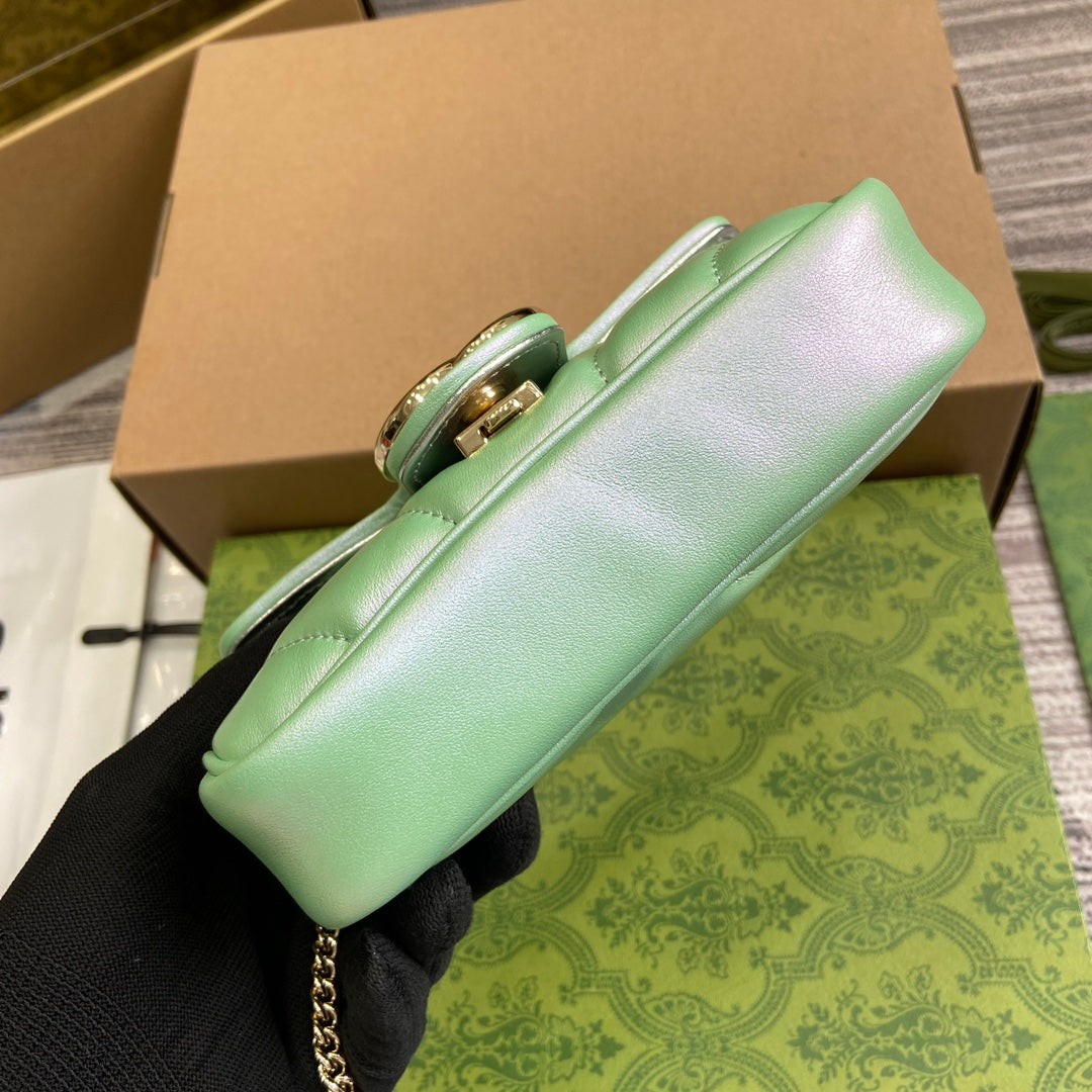 MINI SAC À BANDOULIÈRE GG MARMONT 16 EN CUIR DE VEAU VERT IRISÉ