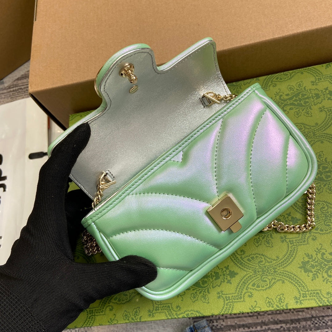 MINI SAC À BANDOULIÈRE GG MARMONT 16 EN CUIR DE VEAU VERT IRISÉ