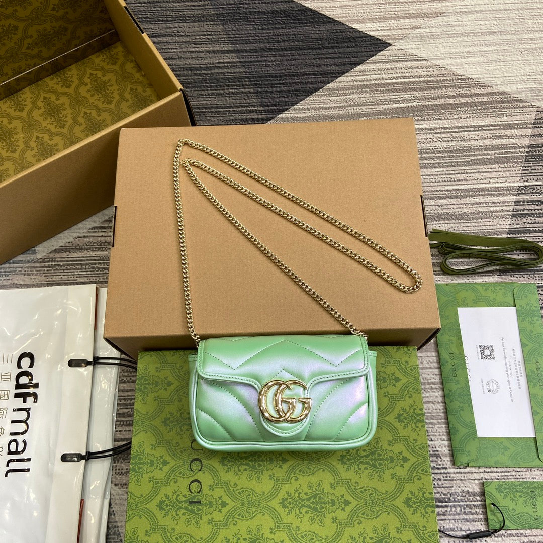MINI SAC À BANDOULIÈRE GG MARMONT 16 EN CUIR DE VEAU VERT IRISÉ