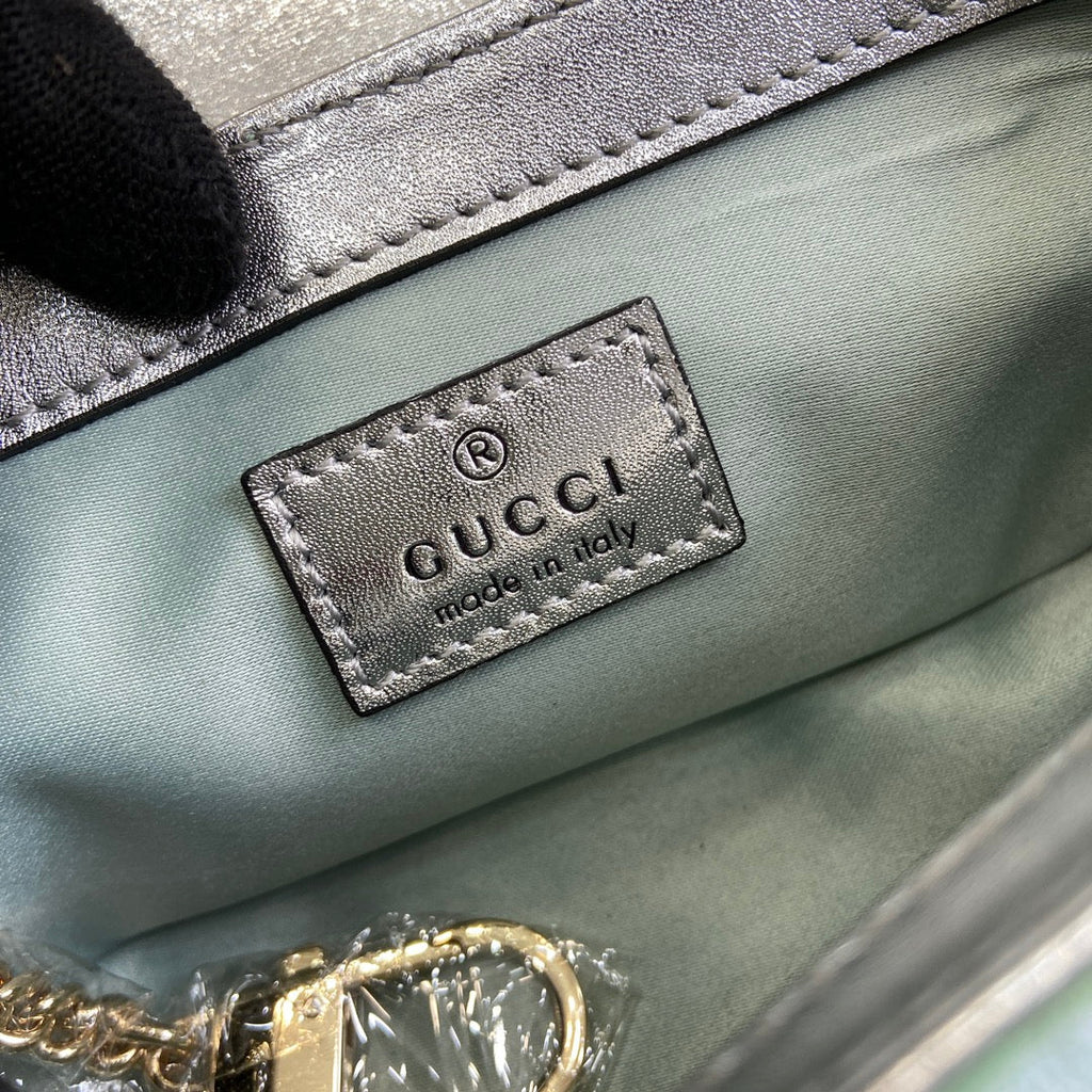 MINI SAC À BANDOULIÈRE GG MARMONT 16 EN CUIR DE VEAU VERT IRISÉ