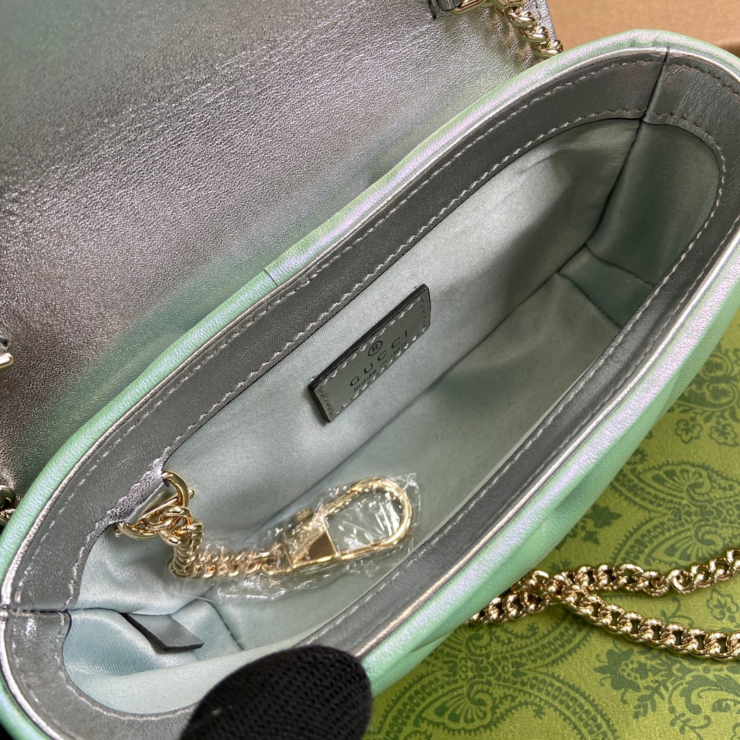 MINI SAC À BANDOULIÈRE GG MARMONT 16 EN CUIR DE VEAU VERT IRISÉ