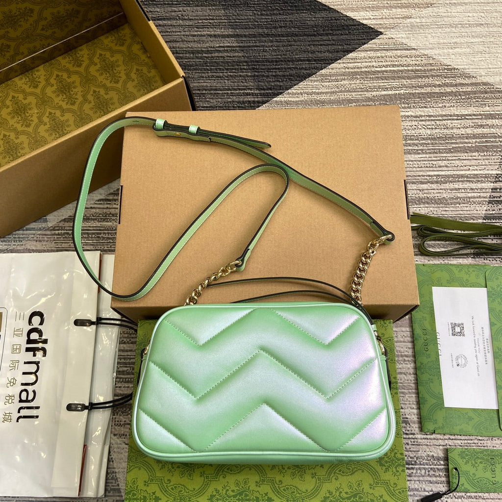 GG MARMONT 24 PETIT SAC À BANDOULIÈRE MATELASSÉ EN CUIR DE VEAU VERT IRISÉ