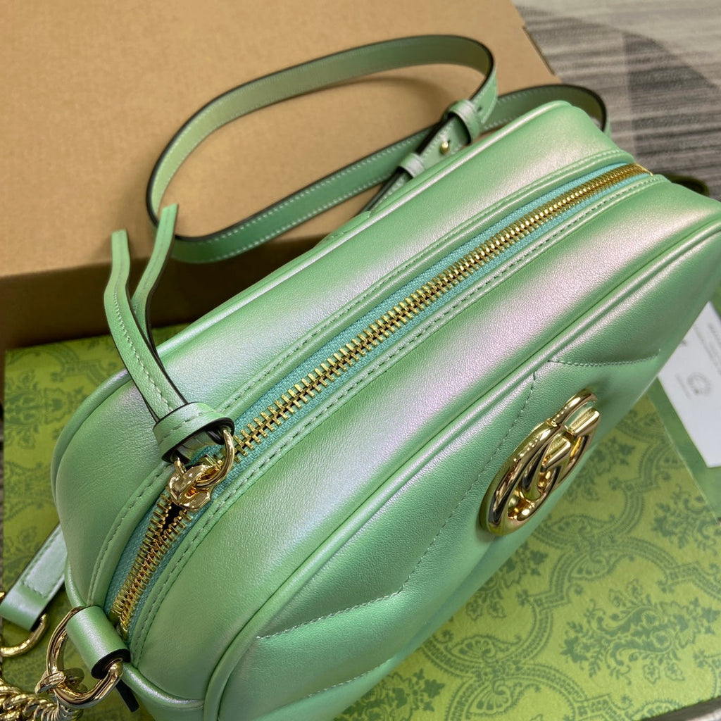 GG MARMONT 24 PETIT SAC À BANDOULIÈRE MATELASSÉ EN CUIR DE VEAU VERT IRISÉ