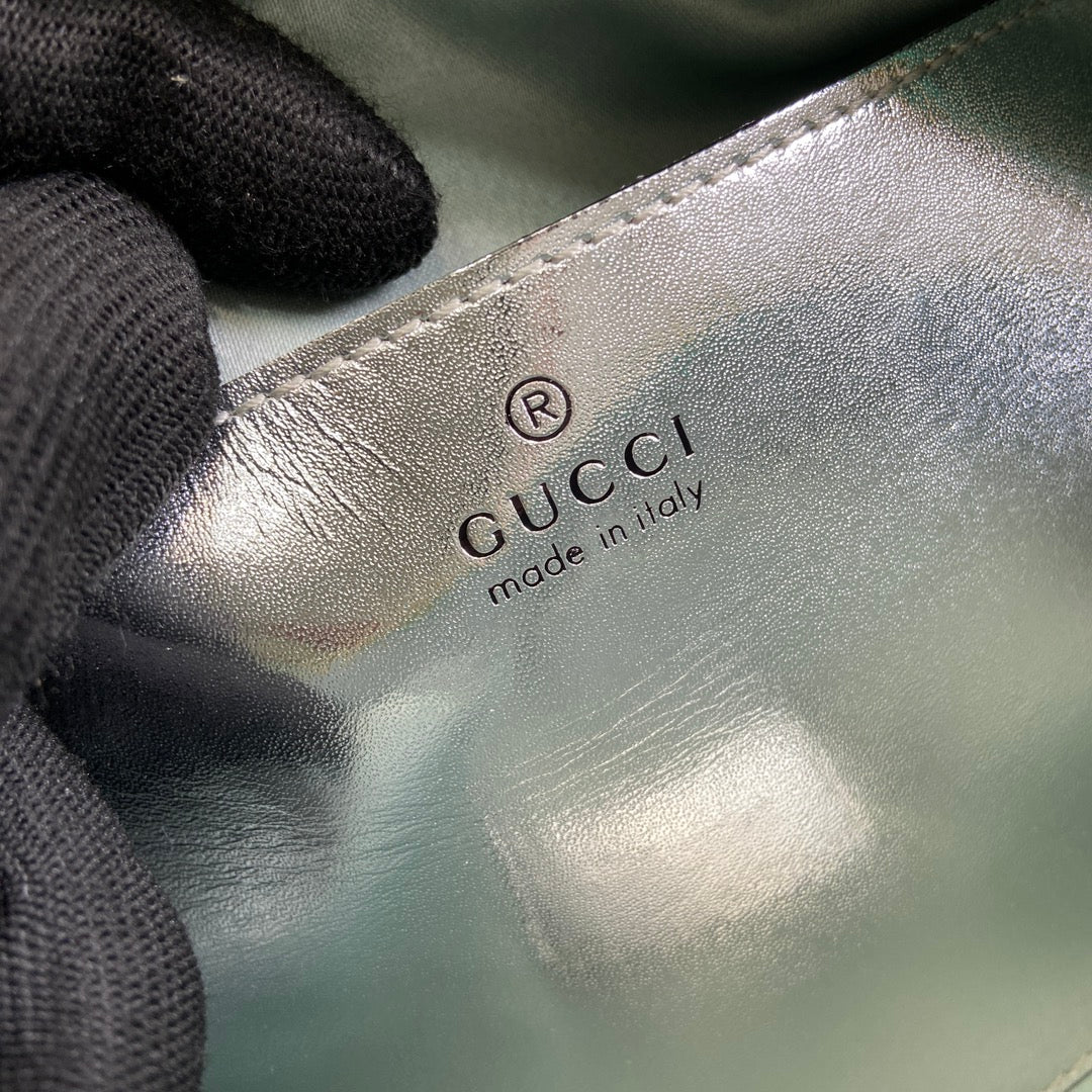 GG MARMONT 24 PETIT SAC À BANDOULIÈRE MATELASSÉ EN CUIR DE VEAU VERT IRISÉ