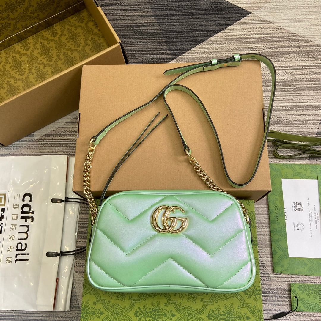 GG MARMONT 24 PETIT SAC À BANDOULIÈRE MATELASSÉ EN CUIR DE VEAU VERT IRISÉ