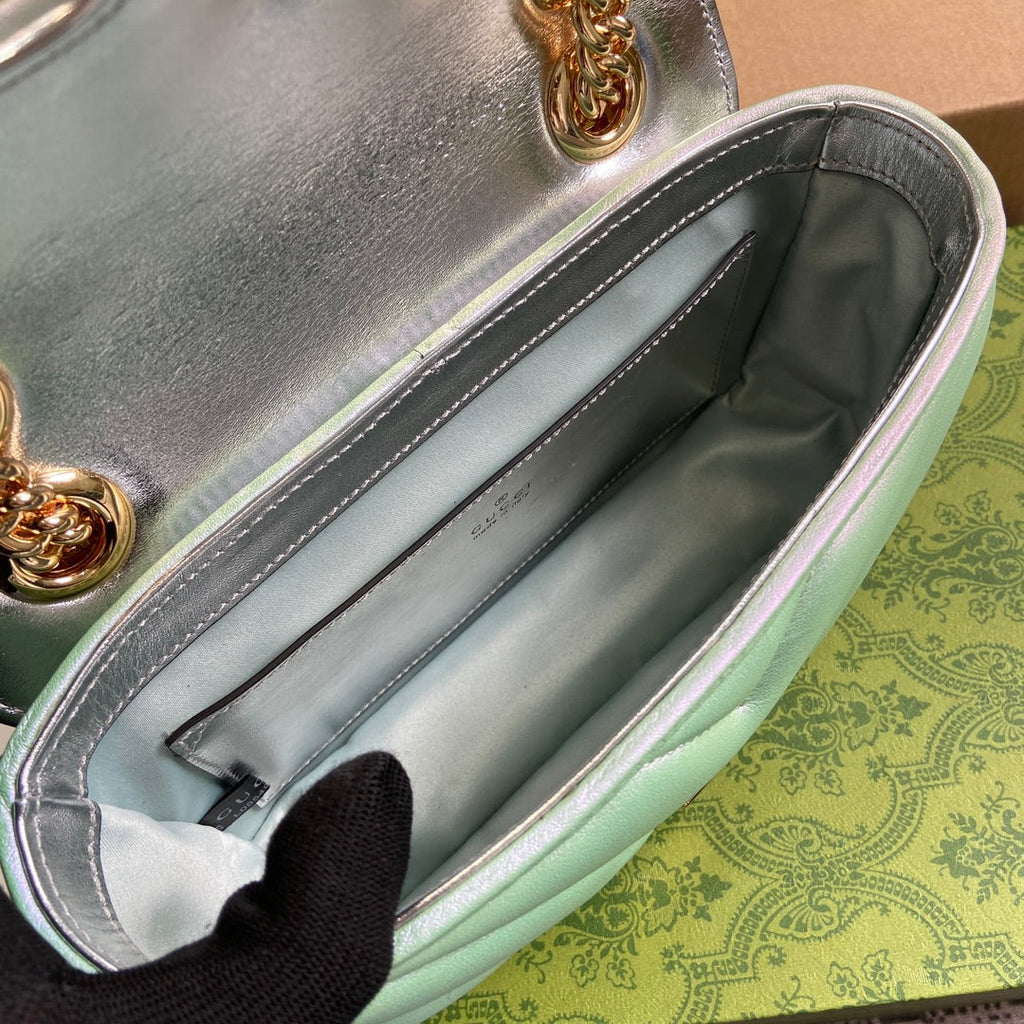 Petit sac bandoulière GG Marmont 23 en cuir de veau irisé vert