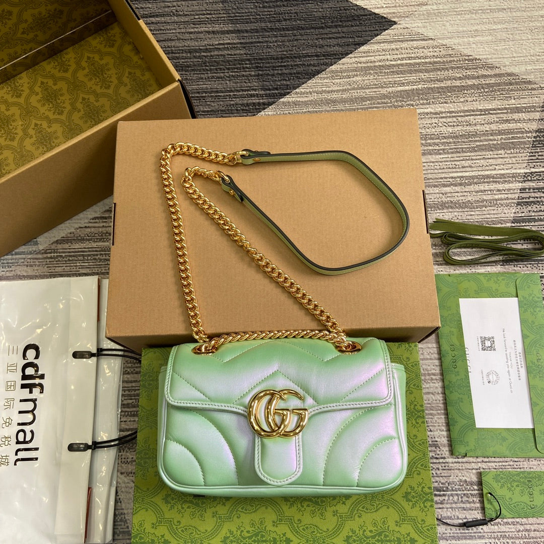 Petit sac bandoulière GG Marmont 23 en cuir de veau irisé vert