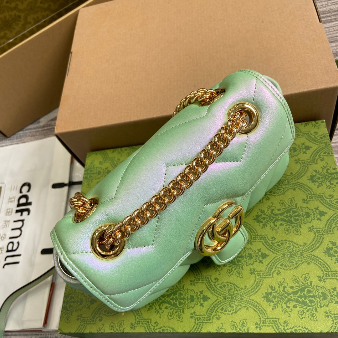 Petit sac bandoulière GG Marmont 23 en cuir de veau irisé vert